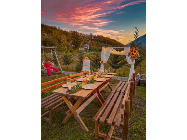 Tirane, jepet me qera bar-resorant Kati 0, 107 m² 1.500 € (Shkalla e Tujanit.)