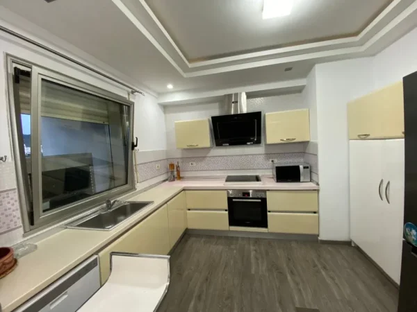 Tirane, jepet me qera apartament 3+1+Aneks+Ballkon Kati 3, 133 m² 2.000 € (RRUGA SAMI FRASHERI)