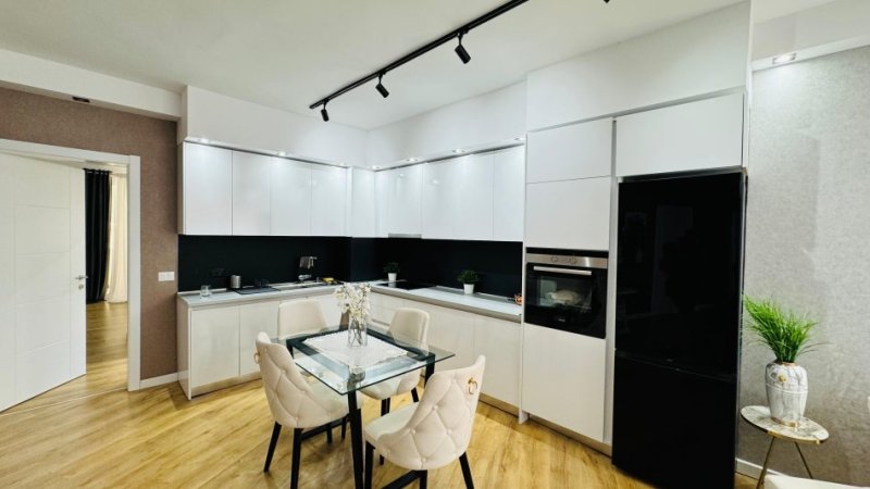 Tirane, jepet me qera 2+1 Kati 1, 110 m² 700 € (Xhamia Kopshti Botanik)