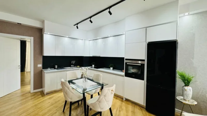 Tirane, jepet me qera 2+1 Kati 1, 110 m² 700 € (Xhamia Kopshti Botanik)