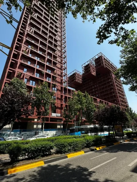 Tirane, jepet me qera apartament 3+1+Ballkon , 160 m² 1.100 € (Rruga Kavajes, Tirana Garden Building)