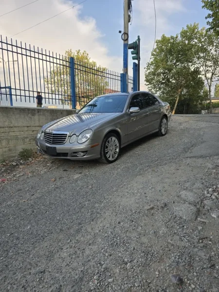 Tirane, shes makine MERCEDES BENZ EVO 211 3.0 BENZI 4 MATIC Benzin, e argjendtë automatik Klima 267.000 km 6.000 €