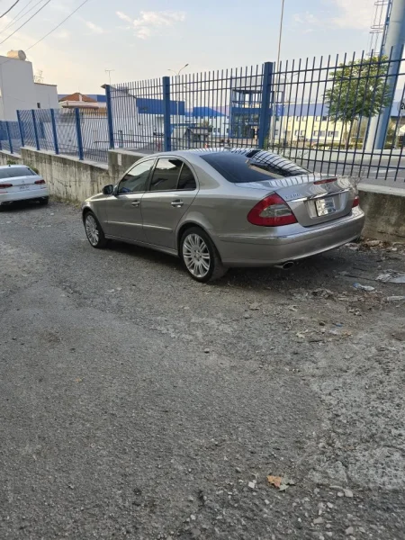 Tirane, shes makine MERCEDES BENZ EVO 211 3.0 BENZI 4 MATIC Benzin, e argjendtë automatik Klima 267.000 km 6.000 €