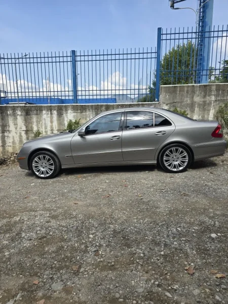 Tirane, shes makine MERCEDES BENZ EVO 211 3.0 BENZI 4 MATIC Benzin, e argjendtë automatik Klima 267.000 km 6.000 €