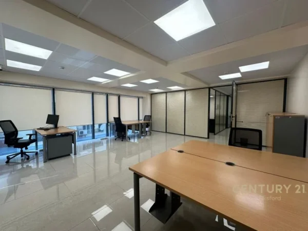 Tirane, jepet me qera ambjent biznesi Kati 2, 122 m² 1.500 € (elbasanit)