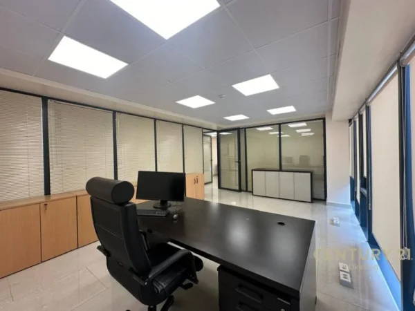 Tirane, jepet me qera ambjent biznesi Kati 2, 122 m² 1.500 € (elbasanit)