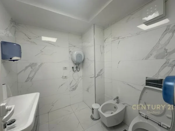 Tirane, jepet me qera ambjent biznesi Kati 2, 122 m² 1.500 € (elbasanit)