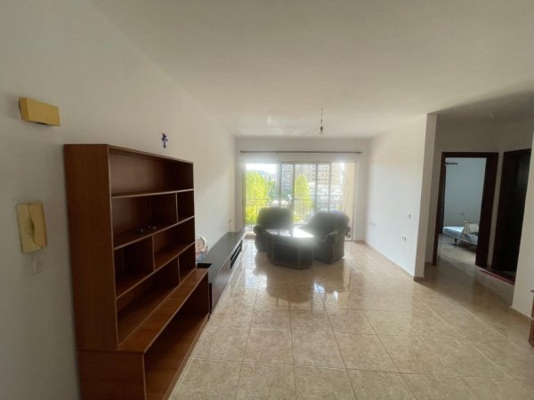 Tirane, jepet me qera apartament 2+1+Ballkon Kati 3, 90 m² 450 € (Ish fusha aviacionit)