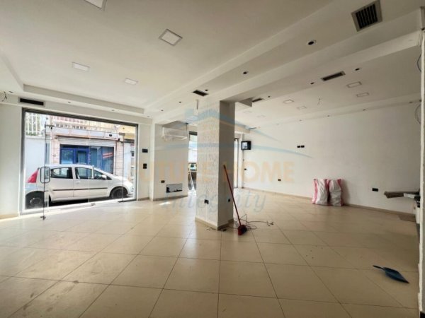 Tirane, jepet me qera Kati 0, 140 m² 950 € (Shkolla e Baletit)