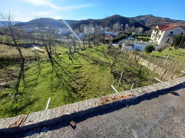 Tirane Marqinet, shitet toke , 3 dylym 60.000 lek