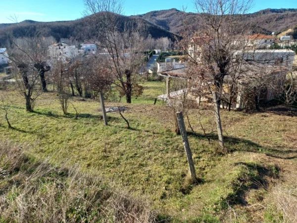 Tirane Marqinet, shitet toke , 3 dylym 60.000 lek