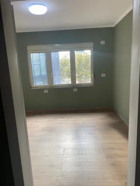 Tirane, jepet me qera zyre Kati 2, 11 m² 180 € (Rruga e Barrikadave)