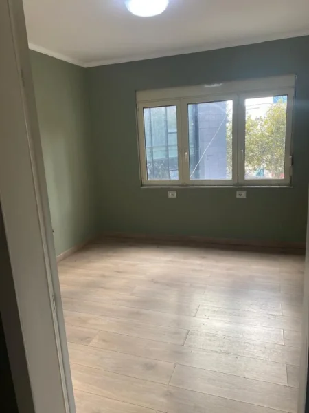 Tirane, jepet me qera zyre Kati 2, 11 m² 180 € (Rruga e Barrikadave)