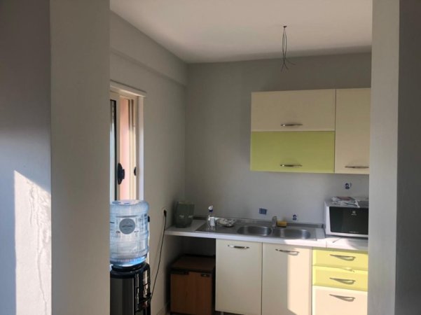 Tirane, jepet me qera ambjent biznesi Kati 3, 107 m² 600 € (Rruga Jordan Misja)