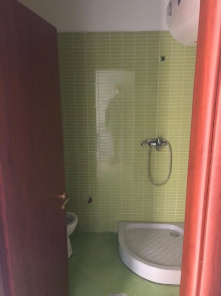 Tirane, jepet me qera ambjent biznesi Kati 3, 107 m² 600 € (Rruga Jordan Misja)