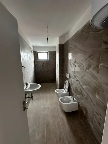 Tirane, jepet me qera apartament 1+1+Ballkon Kati 3, 45 m² 350 € (astiri)