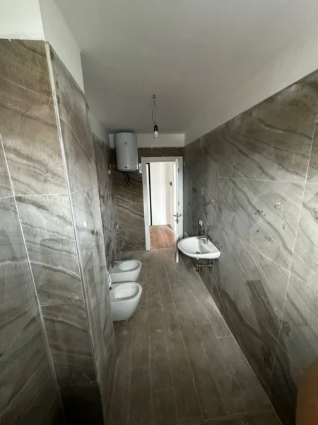 Tirane, jepet me qera apartament 1+1+Ballkon Kati 3, 45 m² 350 € (astiri)