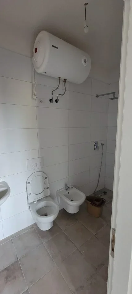 Tirane, jepet me qera apartament 2+1+Aneks+Ballkon Kati 1, 73 m² 750 € (don bosko , rruga albanopoli)