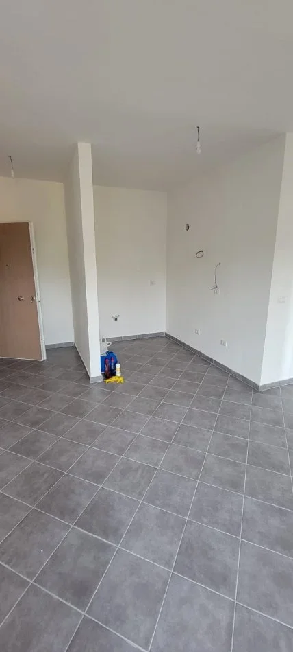 Tirane, jepet me qera zyre Kati 1, 73 m² 750 € (don bosko , rruga albanopoli)