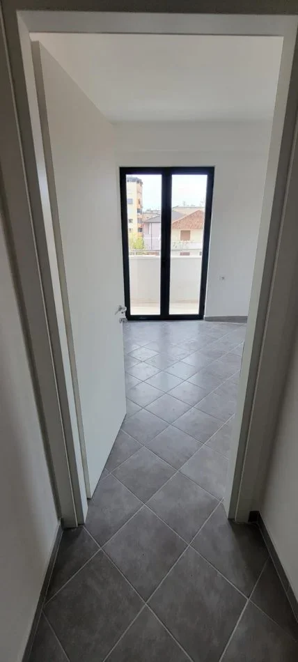 Tirane, jepet me qera zyre Kati 1, 73 m² 750 € (don bosko , rruga albanopoli)