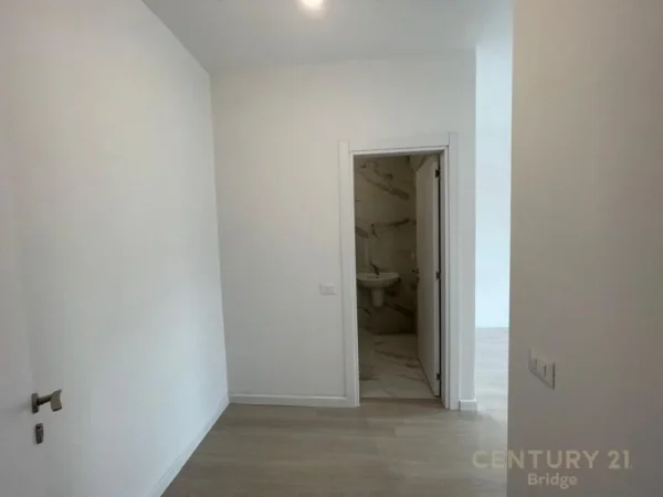 Tirane, jepet me qera apartament 2+1 Kati 6, 60 m² 700 € (petro nin)