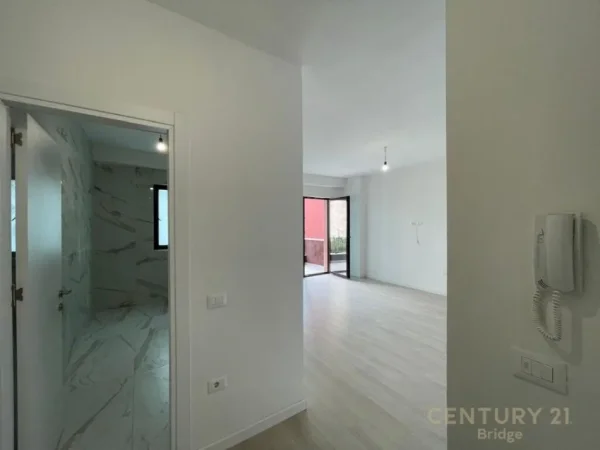 Tirane, jepet me qera apartament 2+1 Kati 6, 60 m² 700 € (petro nin)