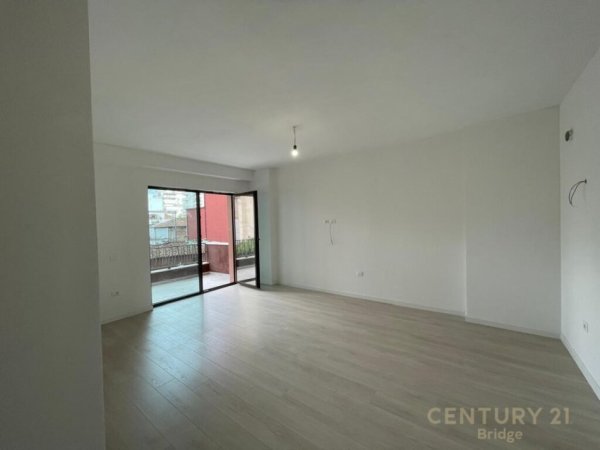 Tirane, jepet me qera apartament 2+1 Kati 6, 60 m² 700 € (petro nin)