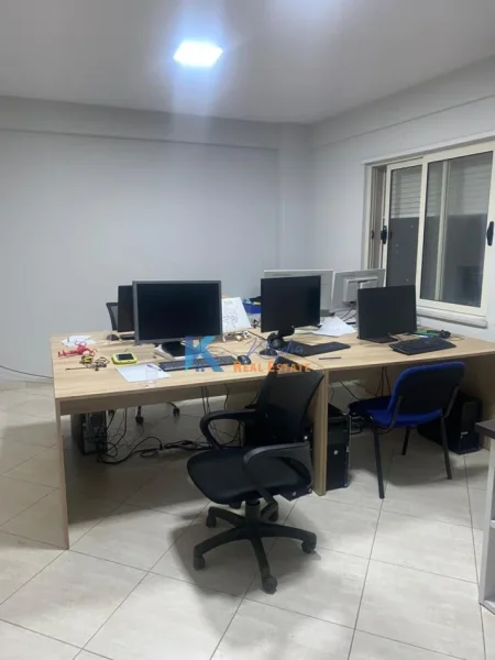 Tirane, jap me qera zyre Kati 7, 107 m² 550 € (Jordan Misja, afer Gener 2)
