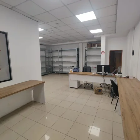 Tirane, jepet me qera ambjent biznesi Kati 0, 95 m² 800 € (KOMUNA E PARISIT)