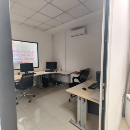 Tirane, jepet me qera ambjent biznesi Kati 0, 95 m² 800 € (KOMUNA E PARISIT)