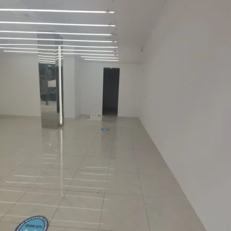 Tirane, jepet me qera dyqan Kati 0, 70 m² 2.000 € (RRUGA BARDHYL)