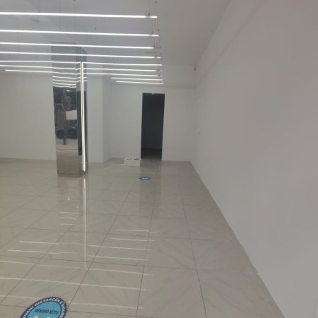 Tirane, jepet me qera dyqan Kati 0, 70 m² 2.000 € (RRUGA BARDHYL)