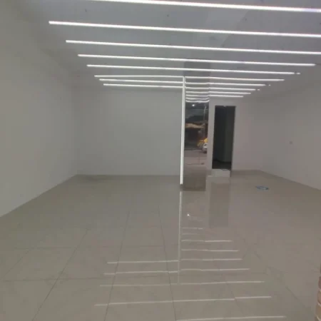 Tirane, jepet me qera dyqan Kati 0, 70 m² 2.000 € (RRUGA BARDHYL)