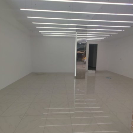 Tirane, jepet me qera dyqan Kati 0, 70 m² 2.000 € (RRUGA BARDHYL)