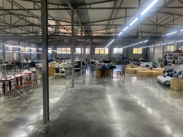 Tirane, jepet me qera ambjent biznesi Kati 0, 1.000 m² 3.000 € (YZBERISHT)