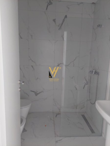Tirane, jepet me qera zyre Kati 4, 123 m² 1.600 € (LIQENI ARTIFICIAL)