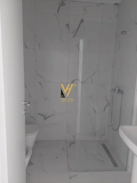 Tirane, jepet me qera zyre Kati 4, 123 m² 1.600 € (LIQENI ARTIFICIAL)