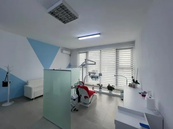 Tirane, shitet dyqan Kati 2, 55 m² 80.000 € (Kombinat)
