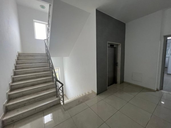 Tirane, shitet dyqan Kati 2, 55 m² 80.000 € (Kombinat)