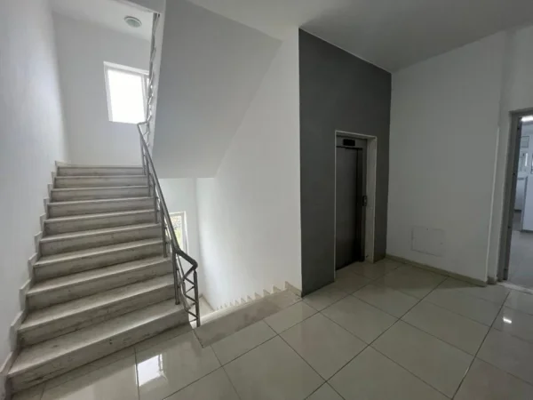Tirane, shitet dyqan Kati 2, 55 m² 80.000 € (Kombinat)