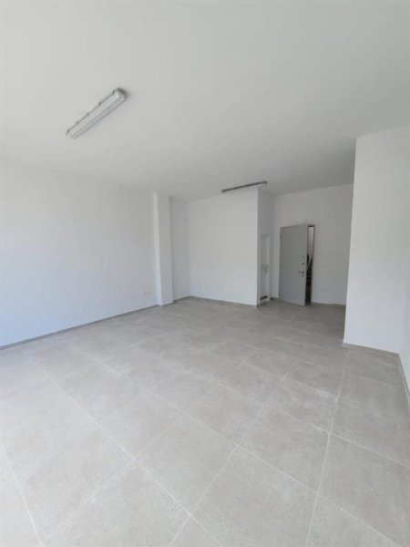 Tirane, shitet dyqan Kati 2, 55 m² 80.000 € (Kombinat)