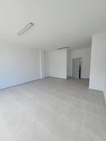 Tirane, shitet dyqan Kati 2, 55 m² 80.000 € (Kombinat)