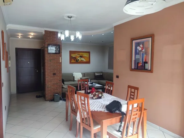 Tirane, jepet me qera apartament 2+1+Ballkon Kati 5, 100 m² 750 € (RRUGA E KAVAJES)