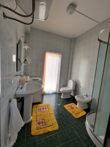 Tirane, jepet me qera garsonier 1+1 Kati 2, 50 m² 550 € (Rruga Kosovareve)