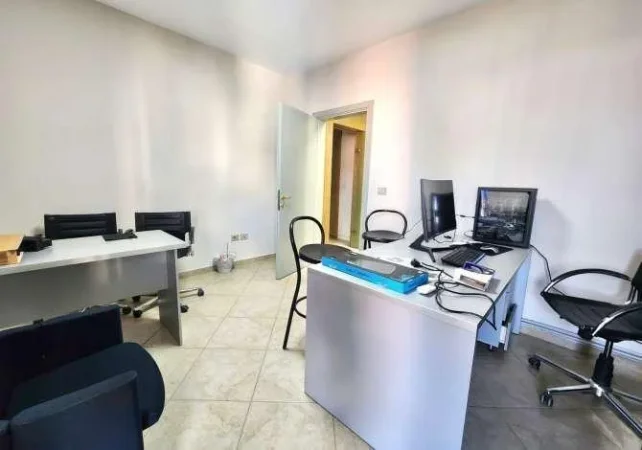 Tirane, jepet me qera zyre Kati 4, 60 m² 600 € (Blloku)