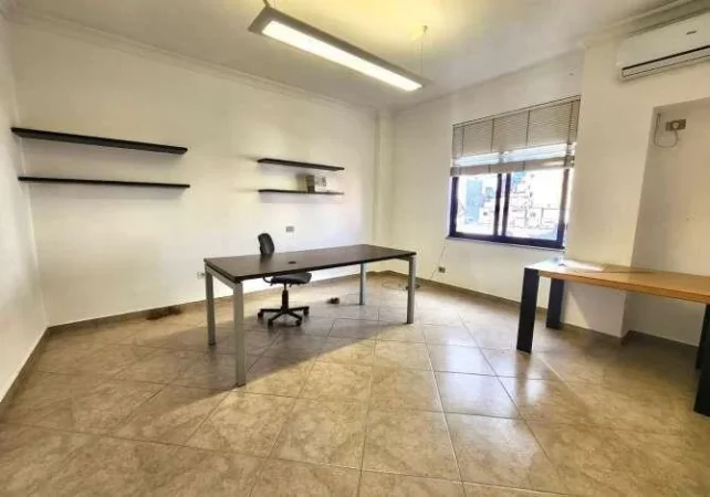 Tirane, jepet me qera zyre Kati 4, 60 m² 600 € (Blloku)