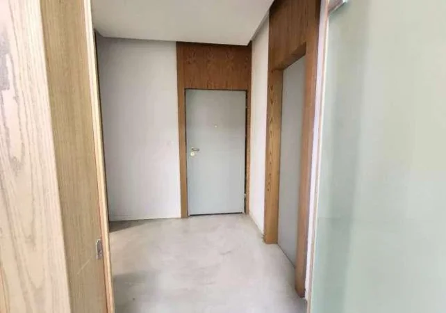 Tirane, jepet me qera zyre Kati 4, 60 m² 600 € (Blloku)