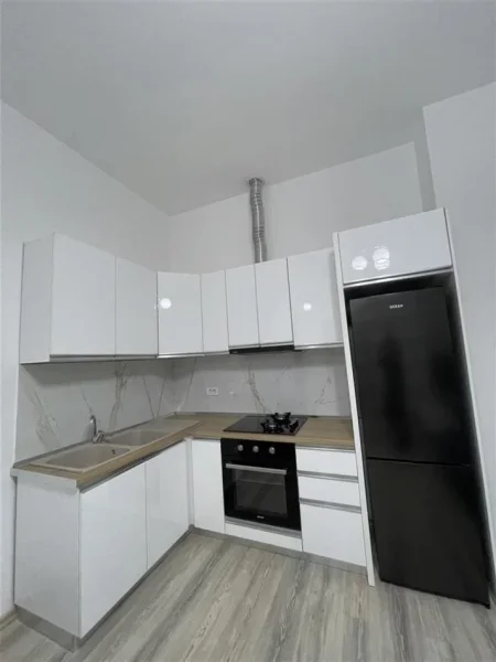 Tirane, jepet me qera apartament 1+1+Ballkon Kati 1, 60 m² 450 € (RRUGA PETI)