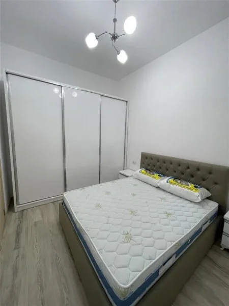 Tirane, jepet me qera apartament 1+1+Ballkon Kati 1, 60 m² 450 € (RRUGA PETI)
