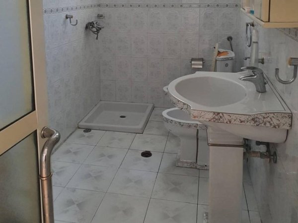 Tirane, jepet me qera apartament 1+1 Kati 1, 60 m² 400 € (Rruga e dibres)